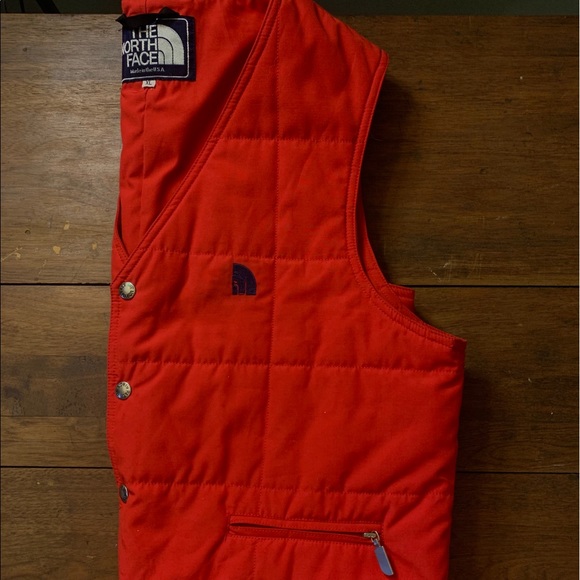 Men’s North Face Quilted Vest - Picture 8 of 8
